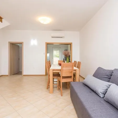 דירה Two-bedroom In